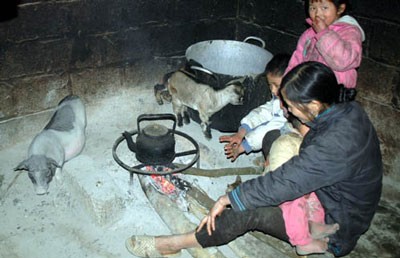 Với nền nhiệt 3 độ C, người dân và gia súc ở Mẫu Sơn luôn phải sưởi ấm bên bếp lửa hồng.